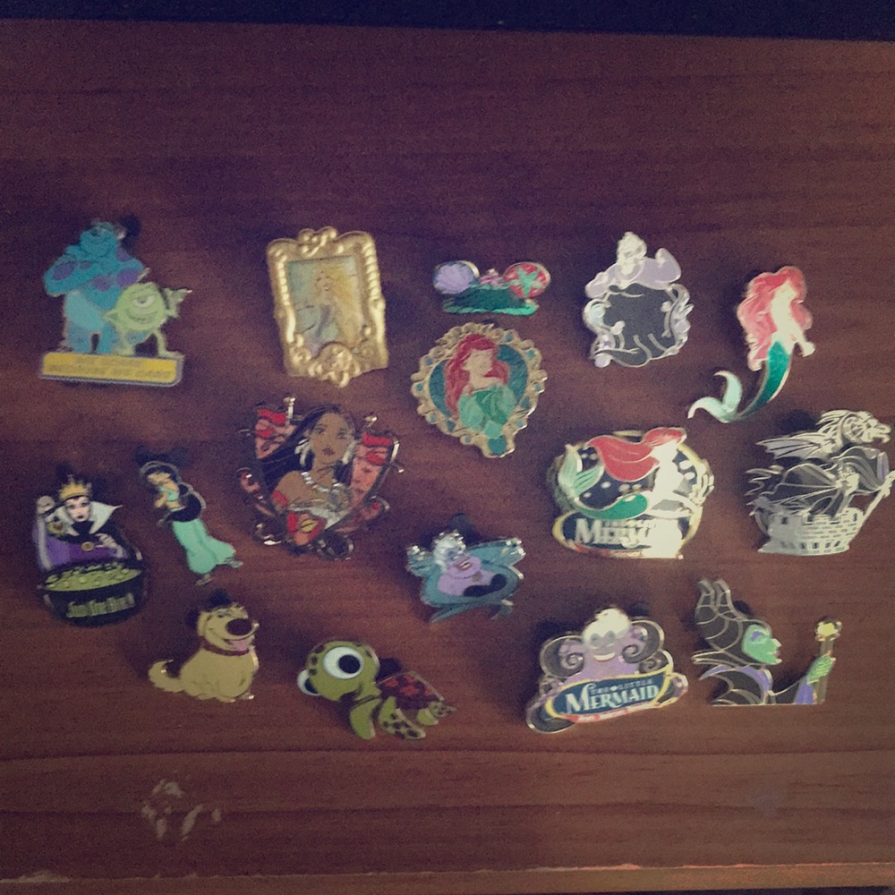 Reserved! Disney Pins - Bundled (1)